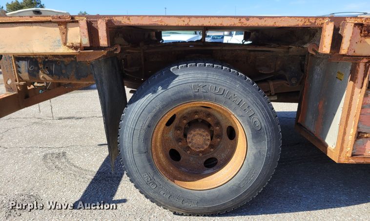 image for item MC9550 2000 GMC C6500  flatbed truck