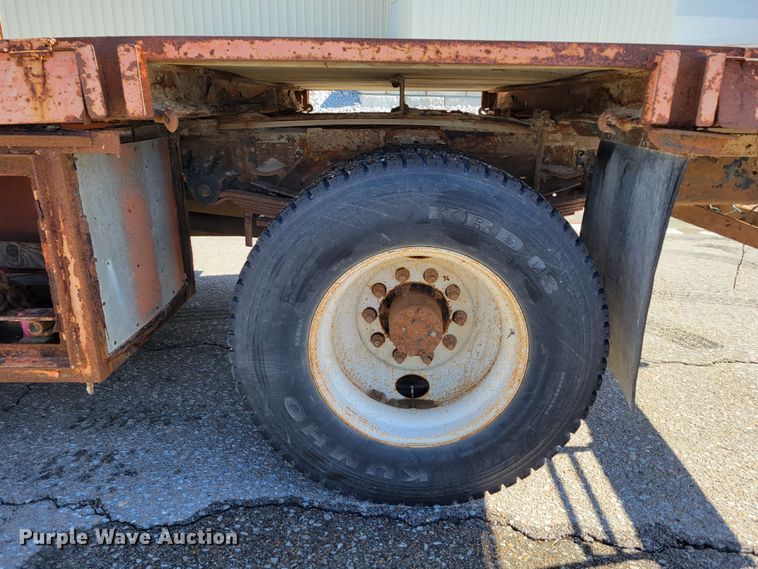 image for item MC9550 2000 GMC C6500  flatbed truck