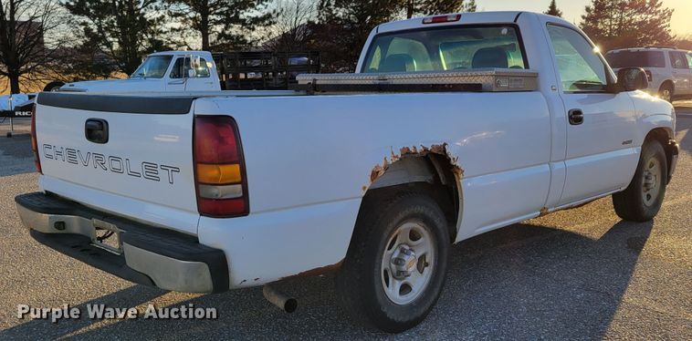 image for item MC9555 2002 Chevrolet Silverado 1500  pickup truck