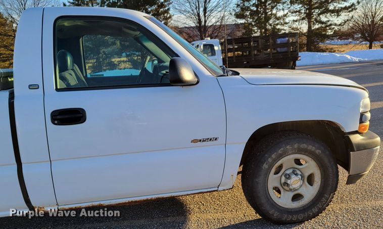 image for item MC9555 2002 Chevrolet Silverado 1500  pickup truck