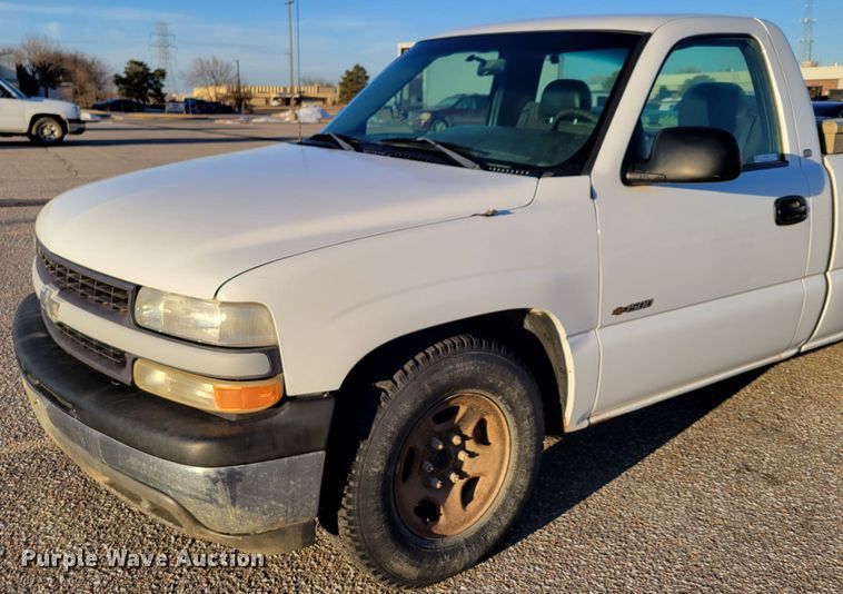 image for item MC9555 2002 Chevrolet Silverado 1500  pickup truck