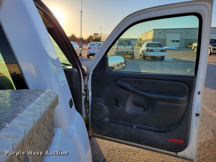 image for item MC9555 2002 Chevrolet Silverado 1500  pickup truck