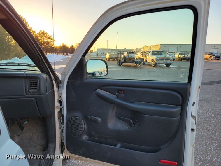 image for item MC9560 1999 Chevrolet Silverado 1500  pickup truck