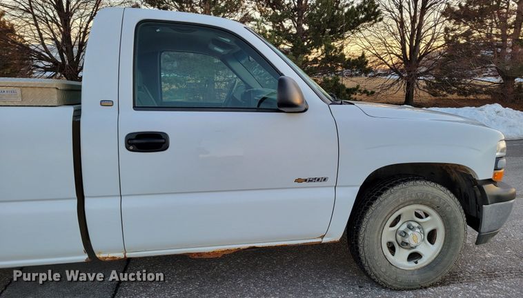 image for item MC9566 2002 Chevrolet Silverado 1500  pickup truck