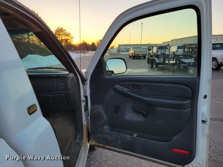 image for item MC9566 2002 Chevrolet Silverado 1500  pickup truck