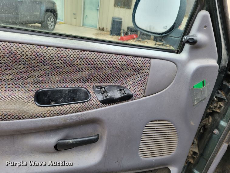 image for item MC9588 2001 Dodge Ram 1500 SLT  pickup truck