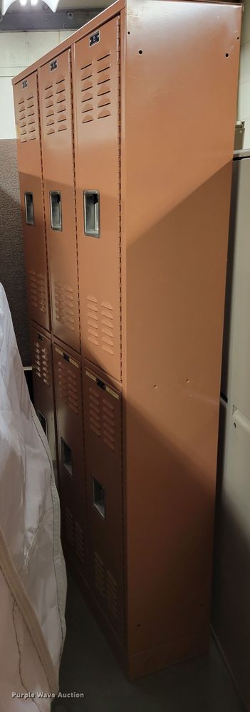 image for item MC9593 (2) metal lockers