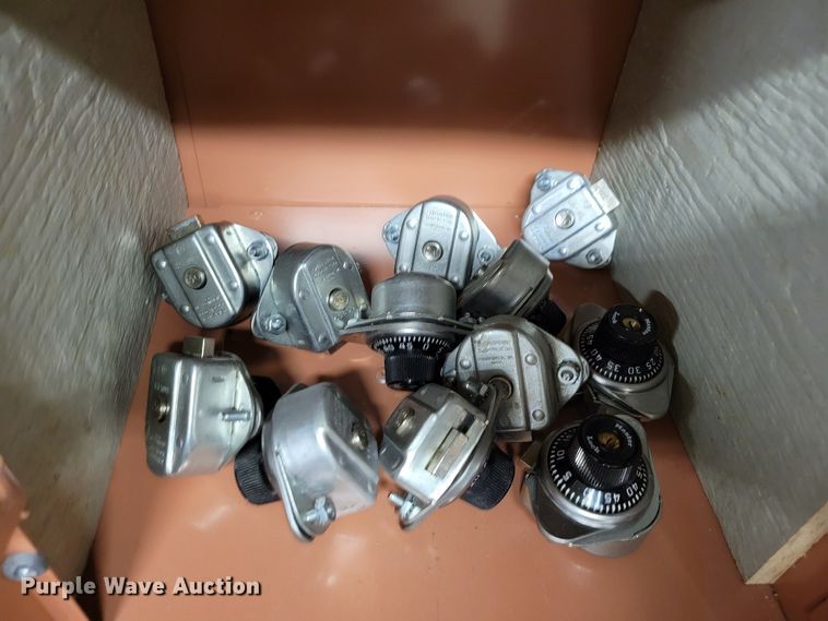 image for item MC9593 (2) metal lockers