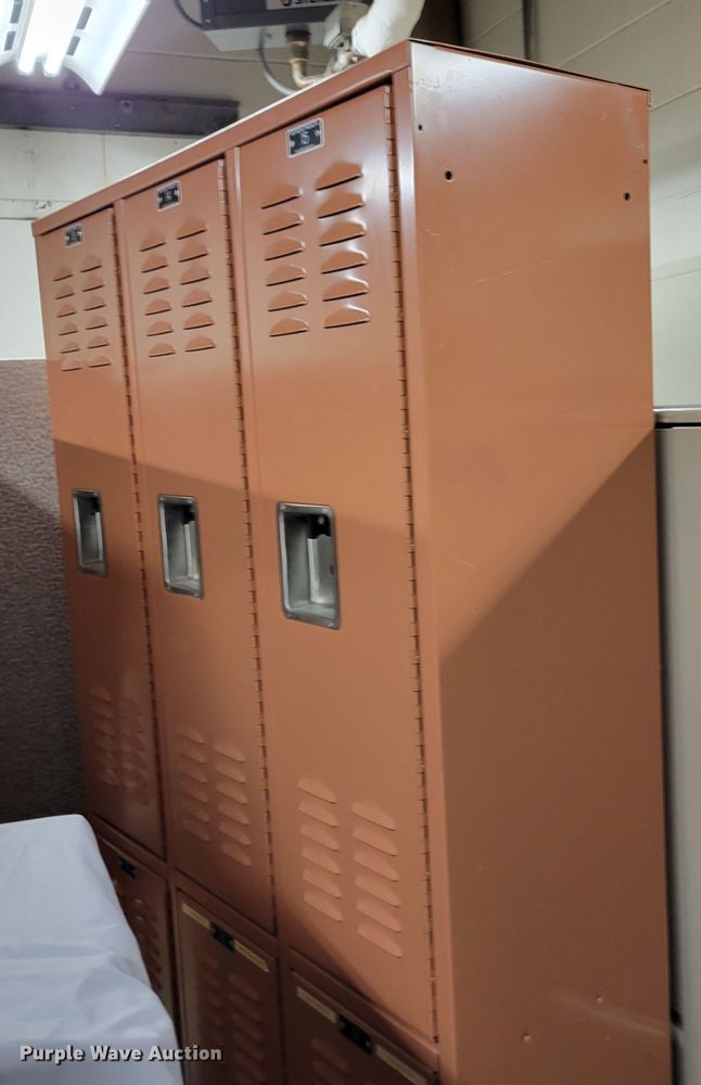 image for item MC9593 (2) metal lockers