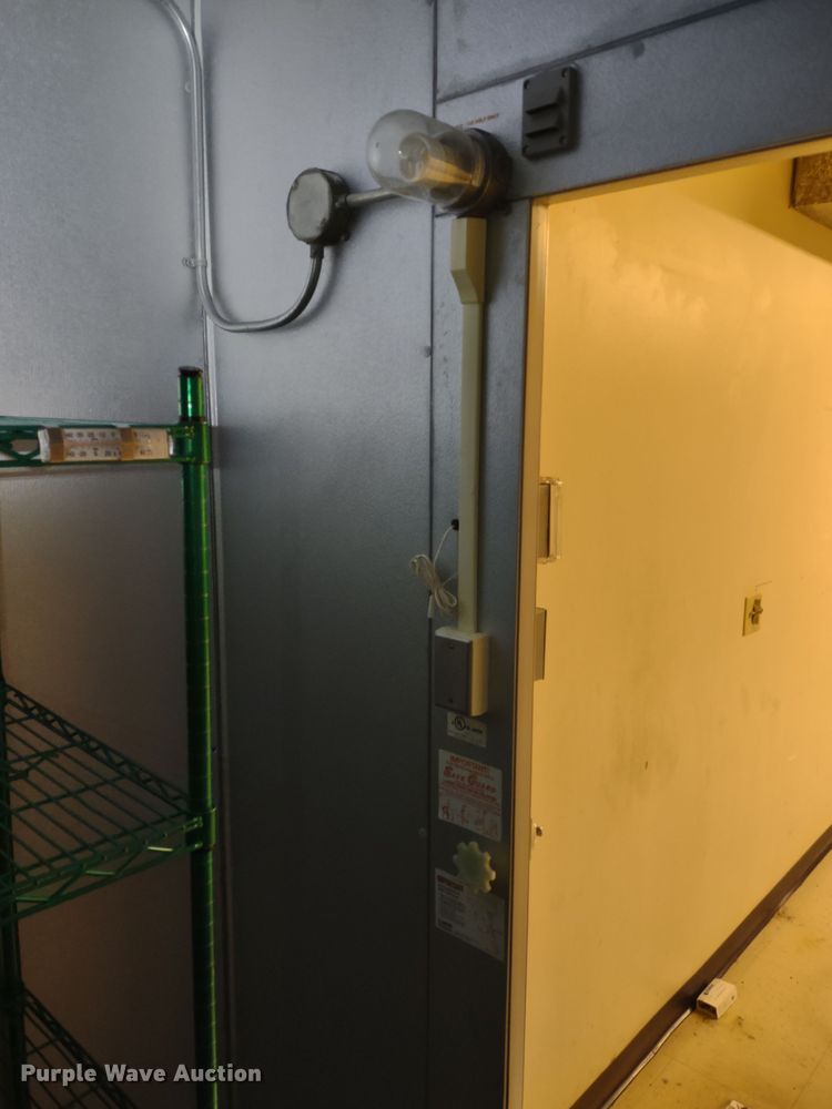 image for item MD9358 Snowman  walk-in cooler/freezer
