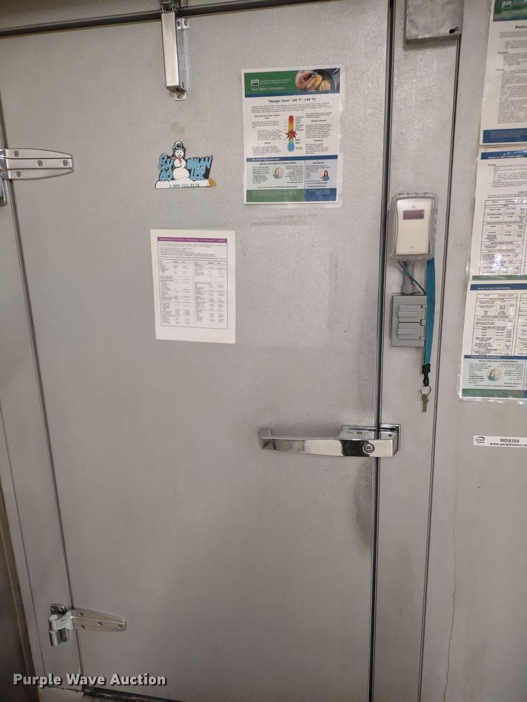 image for item MD9358 Snowman  walk-in cooler/freezer