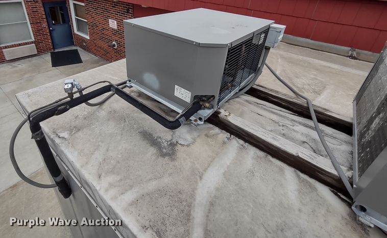 image for item MD9358 Snowman  walk-in cooler/freezer