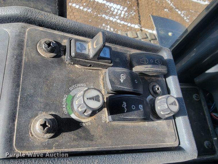 image for item ME9696 2014 John Deere 772GP  motor grader