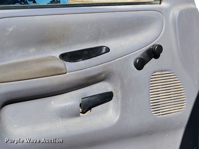 image for item ME9741 2001 Dodge Ram 2500  utility bed pickup truck