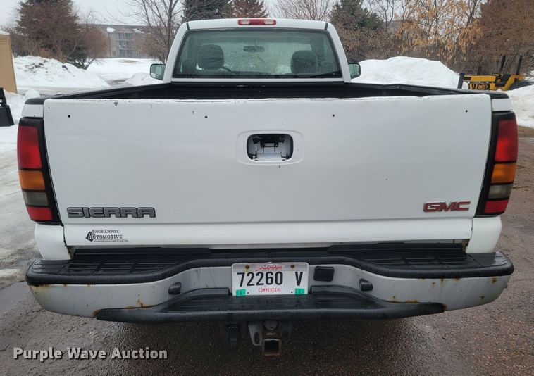 image for item ME9750 2005 GMC Sierra 2500HD  pickup truck