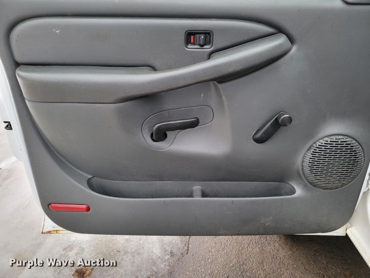 image for item ME9750 2005 GMC Sierra 2500HD  pickup truck