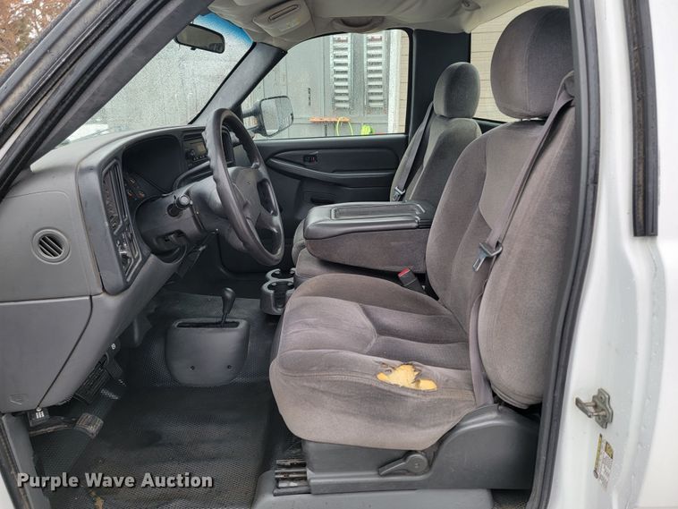 image for item ME9750 2005 GMC Sierra 2500HD  pickup truck