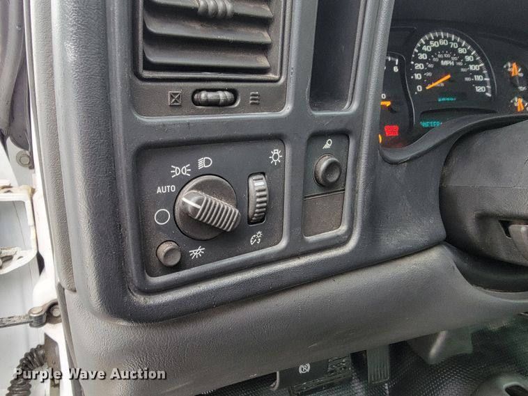 image for item ME9750 2005 GMC Sierra 2500HD  pickup truck