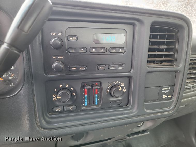 image for item ME9750 2005 GMC Sierra 2500HD  pickup truck