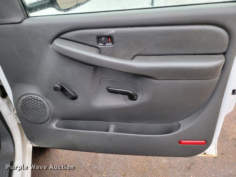 image for item ME9750 2005 GMC Sierra 2500HD  pickup truck