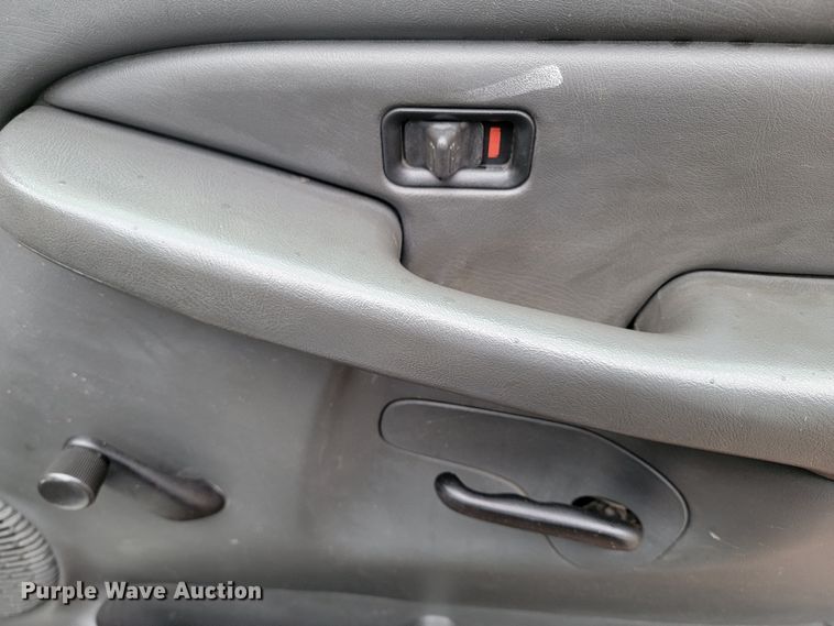 image for item ME9750 2005 GMC Sierra 2500HD  pickup truck