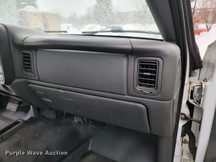 image for item ME9750 2005 GMC Sierra 2500HD  pickup truck