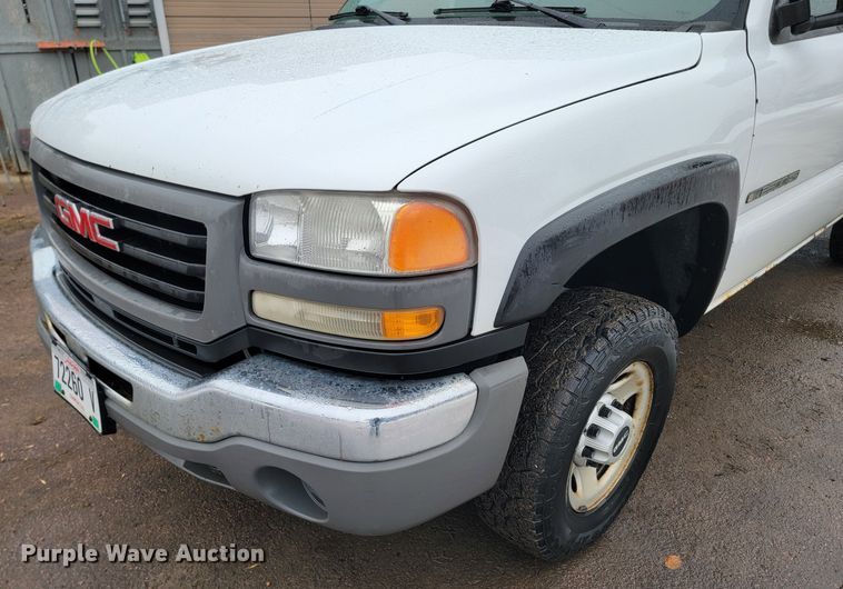 image for item ME9750 2005 GMC Sierra 2500HD  pickup truck