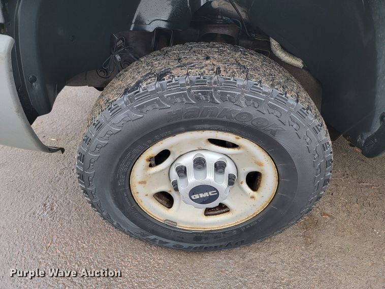 image for item ME9750 2005 GMC Sierra 2500HD  pickup truck