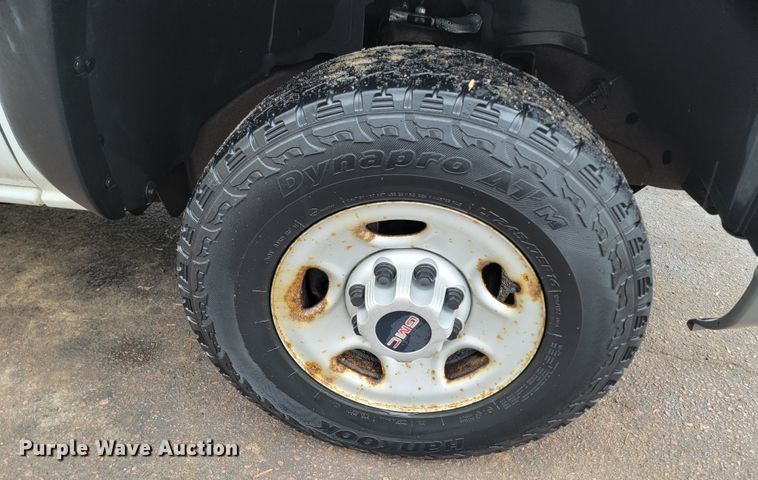 image for item ME9750 2005 GMC Sierra 2500HD  pickup truck