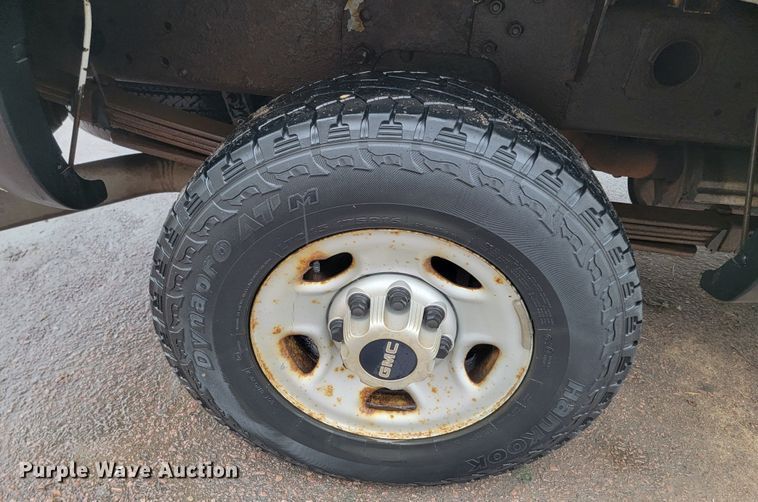 image for item ME9750 2005 GMC Sierra 2500HD  pickup truck