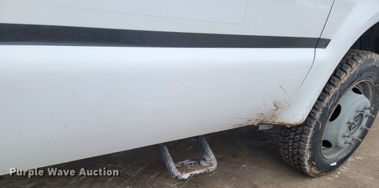 image for item ME9776 2003 Ford F550 Super Duty XL  SuperCab flatbed truck