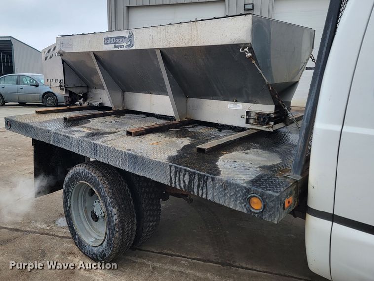 image for item ME9776 2003 Ford F550 Super Duty XL  SuperCab flatbed truck