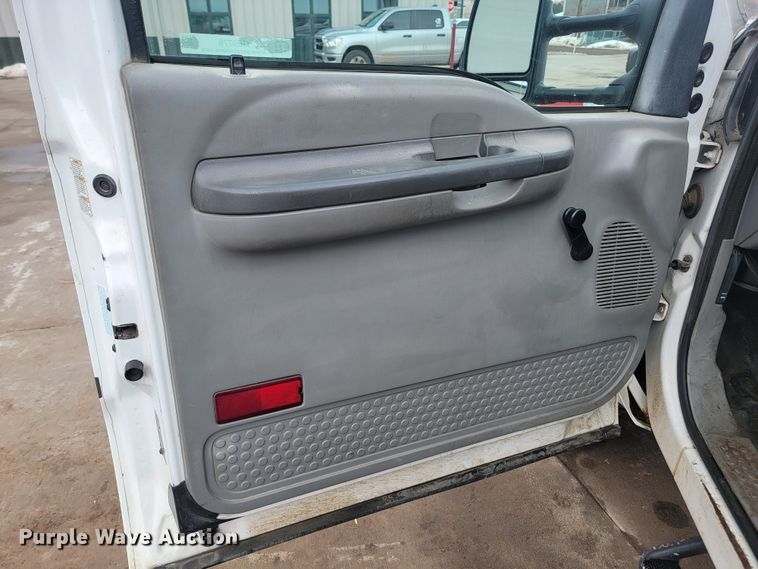 image for item ME9776 2003 Ford F550 Super Duty XL  SuperCab flatbed truck