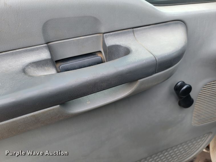 image for item ME9776 2003 Ford F550 Super Duty XL  SuperCab flatbed truck