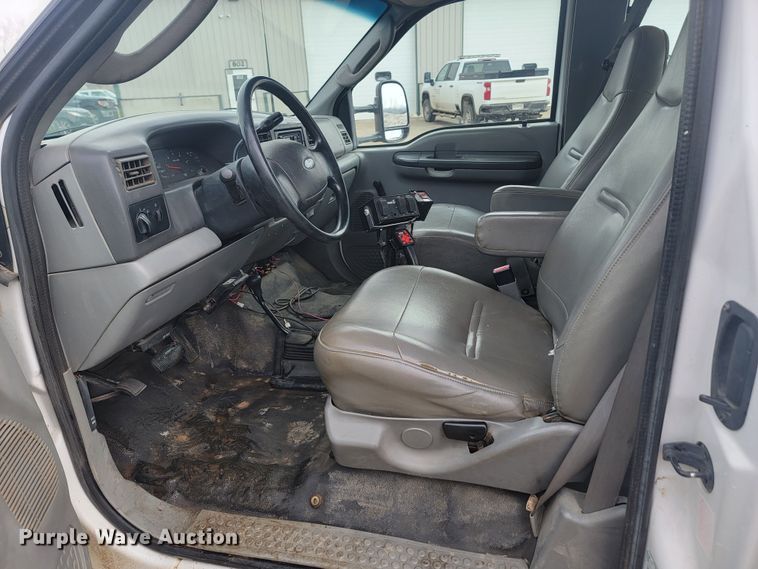 image for item ME9776 2003 Ford F550 Super Duty XL  SuperCab flatbed truck