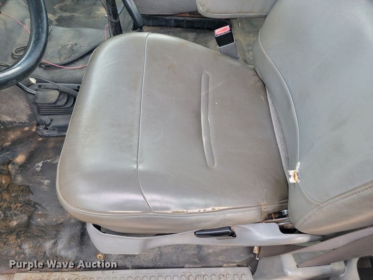 image for item ME9776 2003 Ford F550 Super Duty XL  SuperCab flatbed truck