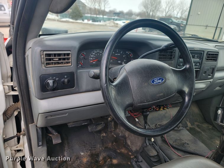 image for item ME9776 2003 Ford F550 Super Duty XL  SuperCab flatbed truck