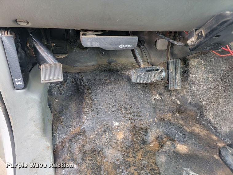 image for item ME9776 2003 Ford F550 Super Duty XL  SuperCab flatbed truck