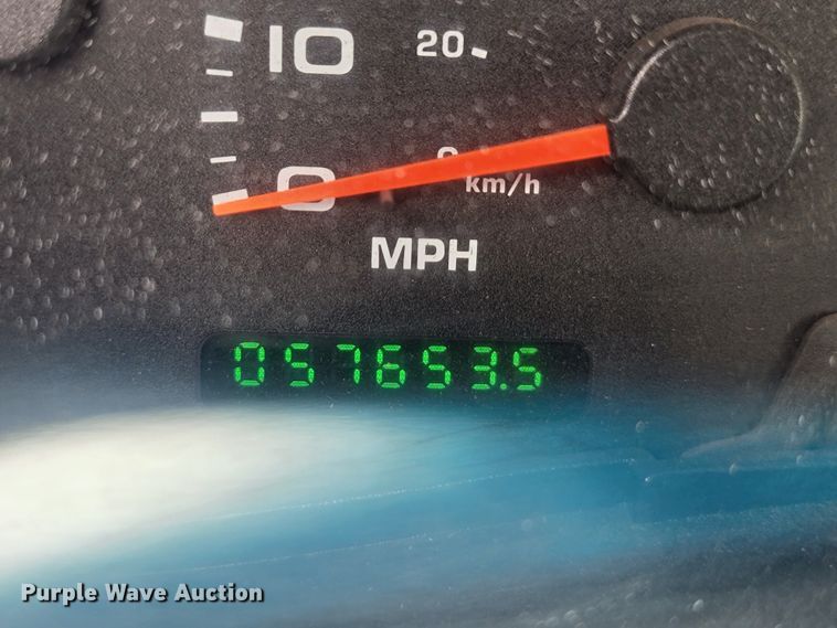 image for item ME9776 2003 Ford F550 Super Duty XL  SuperCab flatbed truck