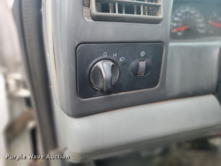 image for item ME9776 2003 Ford F550 Super Duty XL  SuperCab flatbed truck