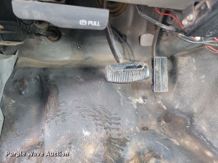 image for item ME9776 2003 Ford F550 Super Duty XL  SuperCab flatbed truck