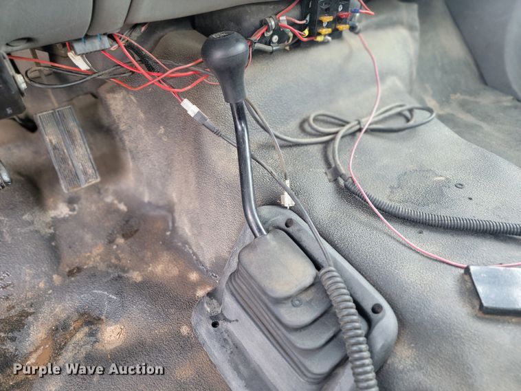 image for item ME9776 2003 Ford F550 Super Duty XL  SuperCab flatbed truck