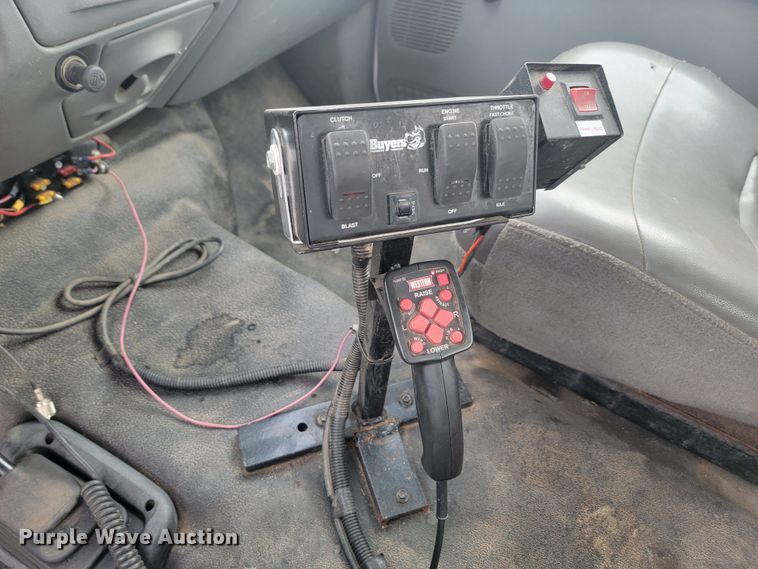 image for item ME9776 2003 Ford F550 Super Duty XL  SuperCab flatbed truck