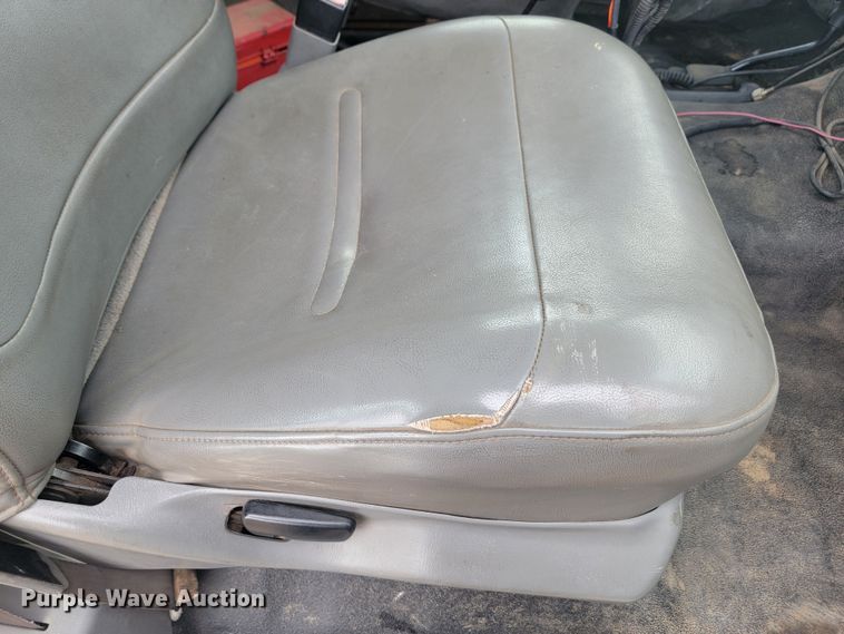 image for item ME9776 2003 Ford F550 Super Duty XL  SuperCab flatbed truck