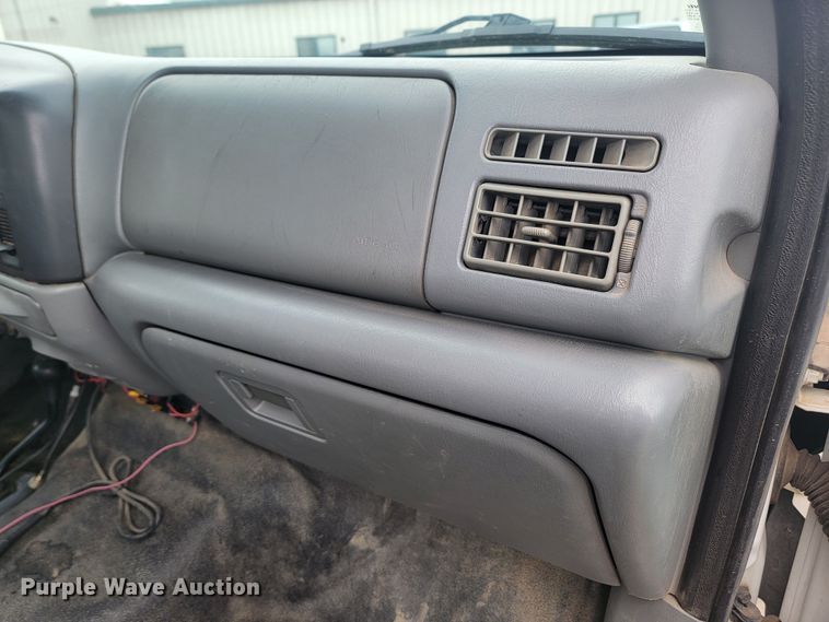 image for item ME9776 2003 Ford F550 Super Duty XL  SuperCab flatbed truck