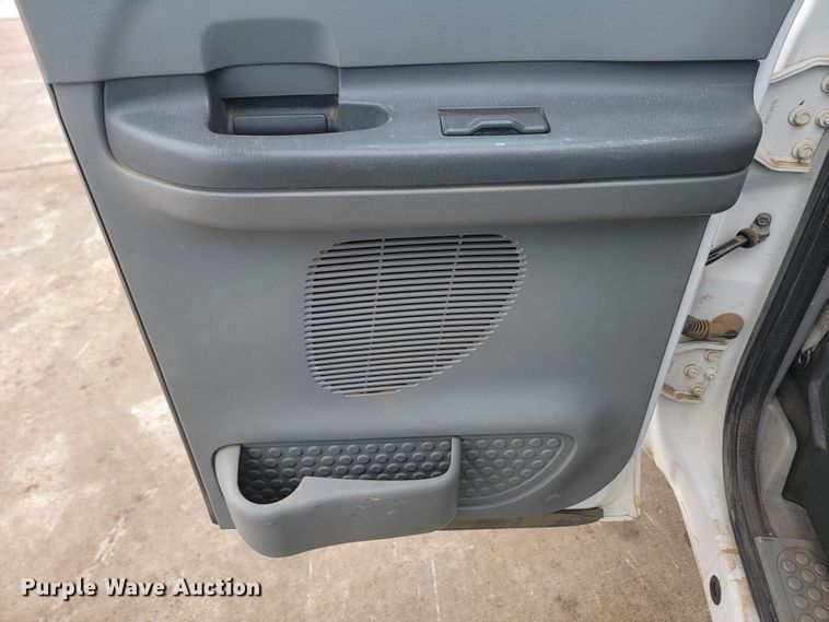 image for item ME9776 2003 Ford F550 Super Duty XL  SuperCab flatbed truck