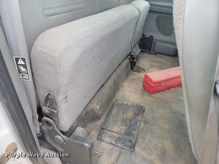 image for item ME9776 2003 Ford F550 Super Duty XL  SuperCab flatbed truck