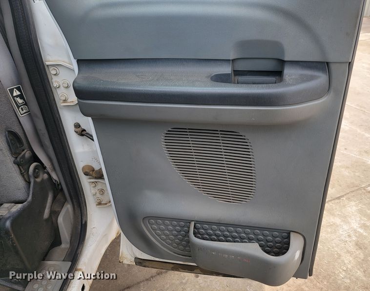 image for item ME9776 2003 Ford F550 Super Duty XL  SuperCab flatbed truck