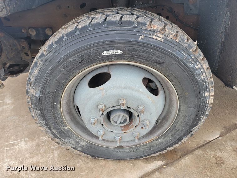 image for item ME9776 2003 Ford F550 Super Duty XL  SuperCab flatbed truck