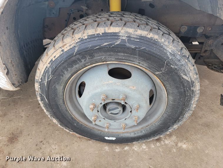 image for item ME9776 2003 Ford F550 Super Duty XL  SuperCab flatbed truck